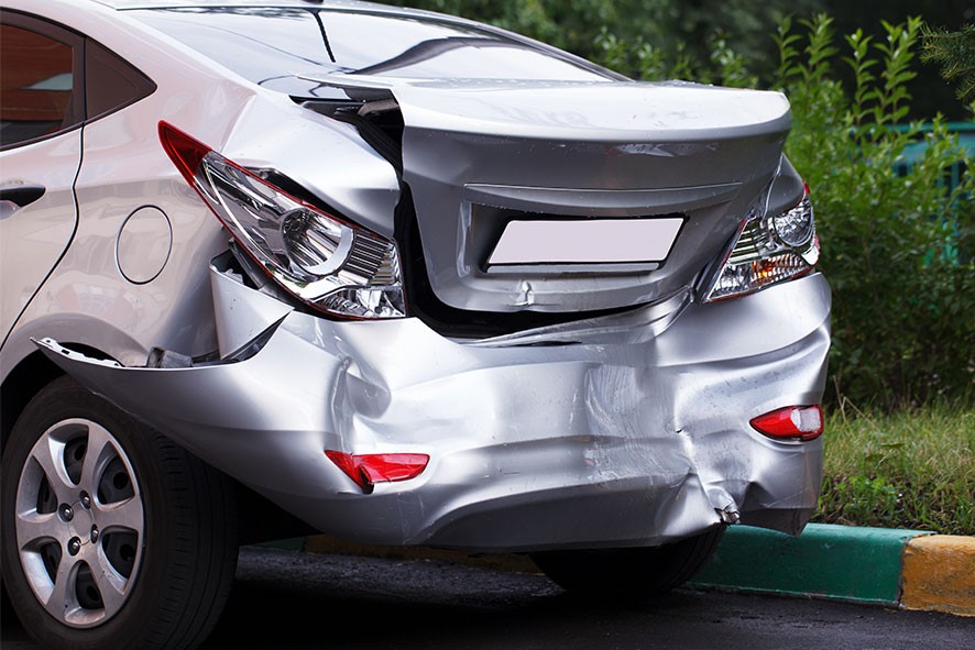 پس از تصادف و تحقیقات پلیس، قطعات خطرناک به جا مانده را از جاده بردارید